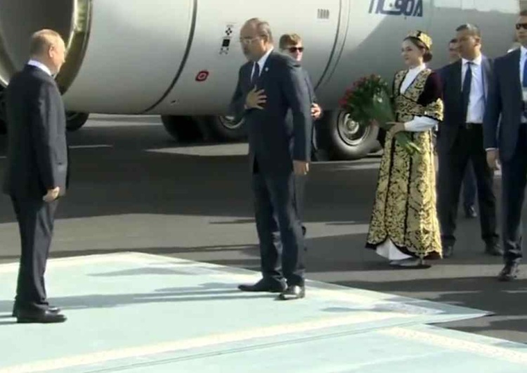 Władimir Putin na lotnisku  Dziwne zachowanie Władimira Putina na lotnisku. Internauci: „Tchórz” [WIDEO]