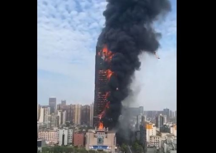  Chiny. Płonie ogromny wieżowiec w Changsha [WIDEO]