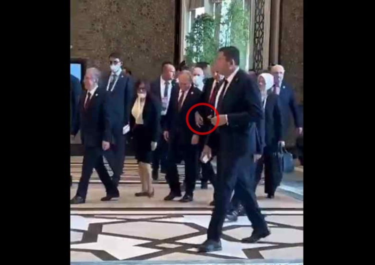 Władimir Putin  Erdogan trzyma pod ramię Putina? Zastanawiające nagranie [WIDEO]