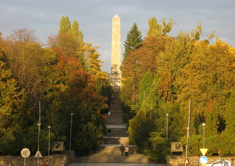 Obelisk z czerwoną gwiazdą na poznańskiej Cytadeli Poznań. Na obelisku na Cytadeli w dniu 83. rocznicy agresji sowieckiej na Polskę pojawił się napis