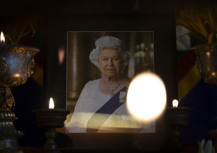  W. Brytania: Trwają uroczystości pogrzebowe Elżbiety II. Kondukt z ciałem wyruszył do Opactwa Westminsterskiego