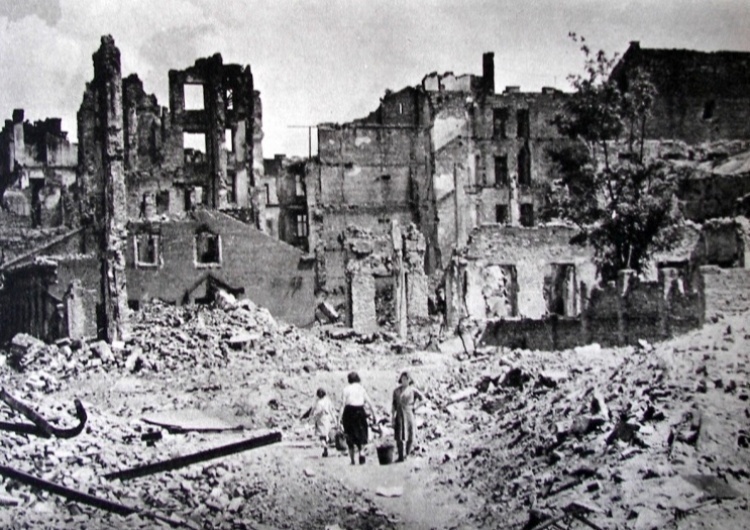 Arkadiusz Mularczyk / Ruiny Warszawy / fot. zdjęcie archiwalne Niemieckie media: Spór o reparacje jest stawką o przyszłość UE