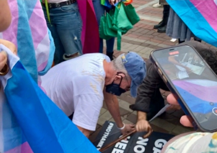 Fred Sargeant rzucony na ziemię podczas parady równości w Burlington 74-letnia legenda amerykańskiego ruchu gejowskiego pobita przez aktywistów LGBTQ+ na paradzie równości w Burlington