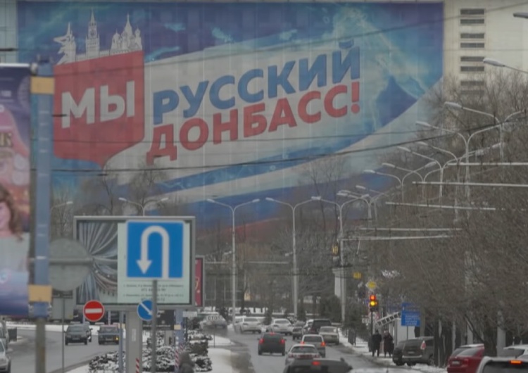 Donieck, styczeń 2022 r. Baner z napisem „Jesteśmy rosyjskim Donbasem” Separatyści ogłaszają „referenda” ws. dołączenia do Rosji. Podano datę