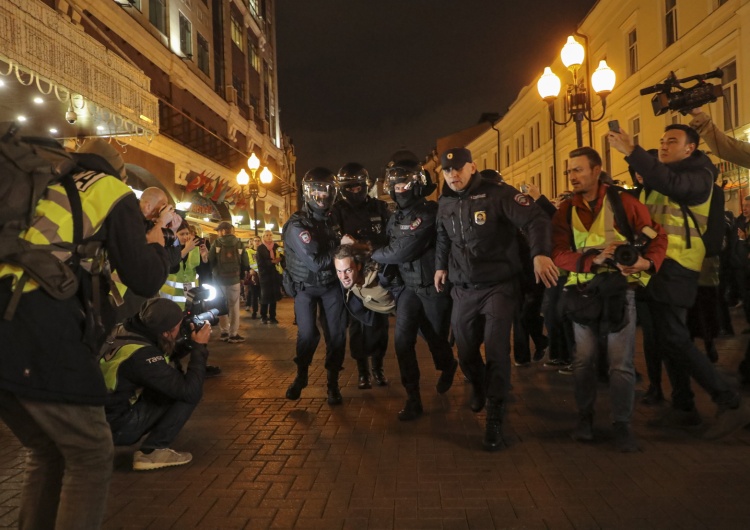 Moskwa, 21 września 2022 r.. Rosyjscy policjanci zatrzymują uczestnika nielegalnego protestu przeciwko mobilizacji Demonstracje w Rosji po decyzji o mobilizacji. Użyto siły. Masowe zatrzymania