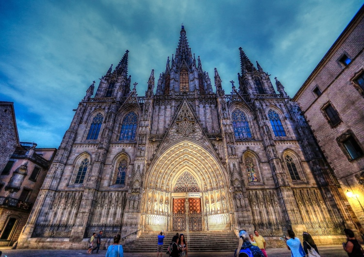 katedra w Barcelonie Policja wszczęła śledztwo w sprawie symboli putinowskiego reżimu na katedrze w Barcelonie