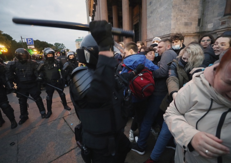 Nielegalne protesty przeciwko mobilizacji zarządzonej przez władze Rosji, Sankt Petersburg, Rosja, 21 września 2022 r. Rosja: Rezerwiści z zakazem opuszczania miejsca zamieszkania. Masowe wezwania do wojska. Za udział w protestach – na front