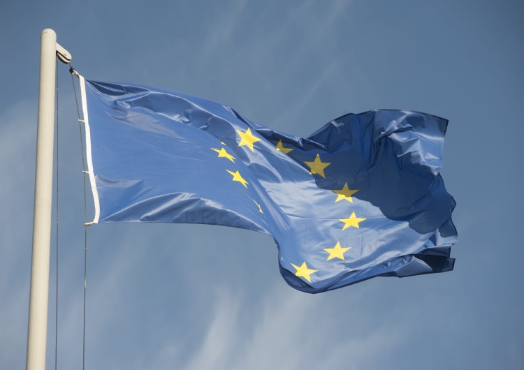 Flaga Unii Europejskiej „Jestem zatrwożona ścianą w UE (…) KE prowadzi samobójczą politykę. Dalej wprowadzamy «Fit for 55», ale także inne”