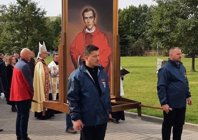  Pracownicy „zbrojeniówki” pielgrzymowali do Sanktuarium Matki Bożej Ostrobramskiej w Skarżysku-Kamiennej