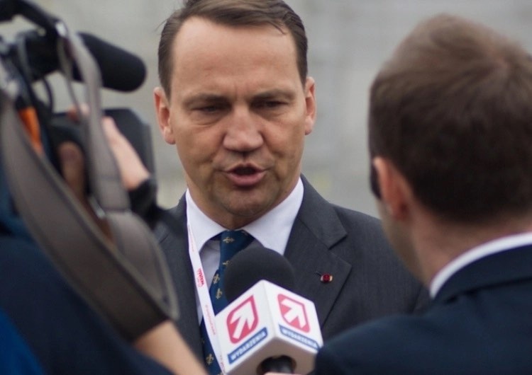 Skandaliczny wpis Sikorskiego. Politycy PO załamują ręce: „Uzależnił się od zasięgów”