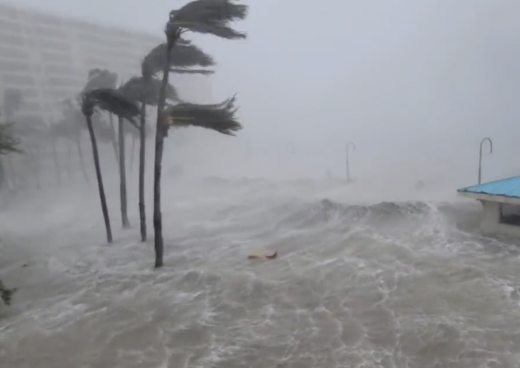 huragan Ian uderzył w USA „Możliwa historyczna fala”. Niszczycielski huragan Ian uderzył w USA. Są pierwsze nagrania 