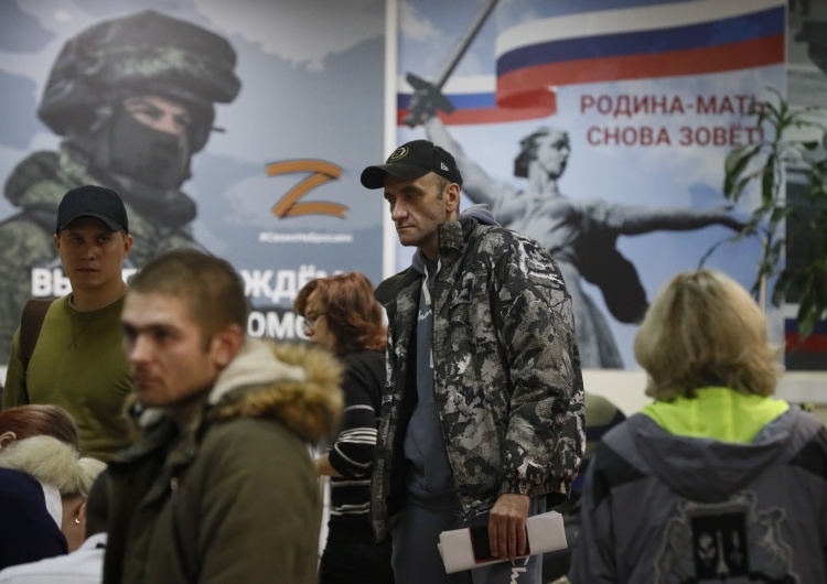 Moskwa: Poborowi w biurze rekrutacyjnym. Rosja ogłosiła częściową mobilizację „To jedna z przyczyn spadku morale”. Brytyjski wywiad ujawnia poważny problem rosyjskich rezerwistów