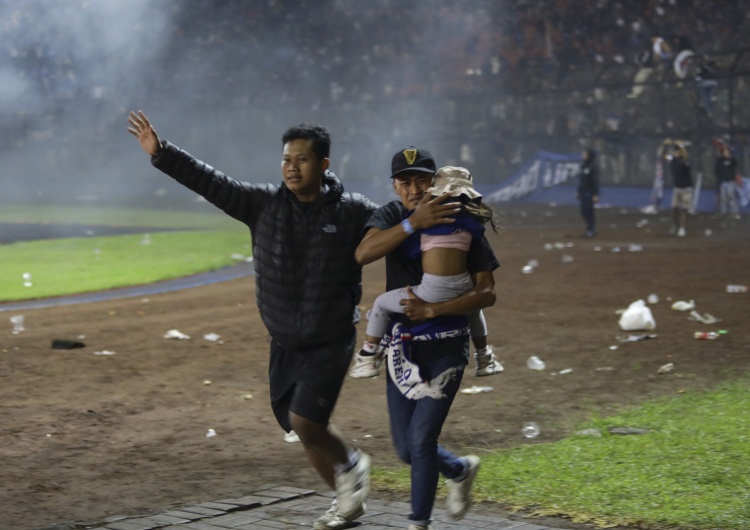 Horror w Indonezji  W zastraszającym tempie rośnie liczba ofiar po meczu w Indonezji 