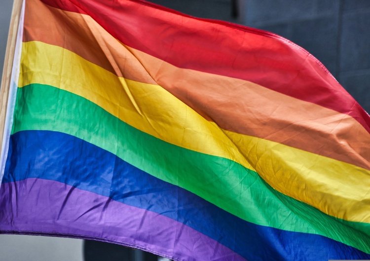 Flaga LGBT „GW”: „Czy znany aktywista LGBT z bronią w ręku zgwałcił mężczyznę? Co się stało w Homokomando?”
