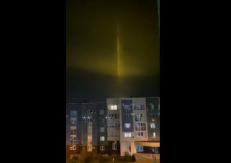 Niepokojące żółte światło nad Białgorodem (Rosja), 04.10.2022 r. [WIDEO] Co tam się dzieje? Dziwne żółte światło nad rosyjskim Biełgorodem koło ukraińskiej granicy. Trwają spekulacje