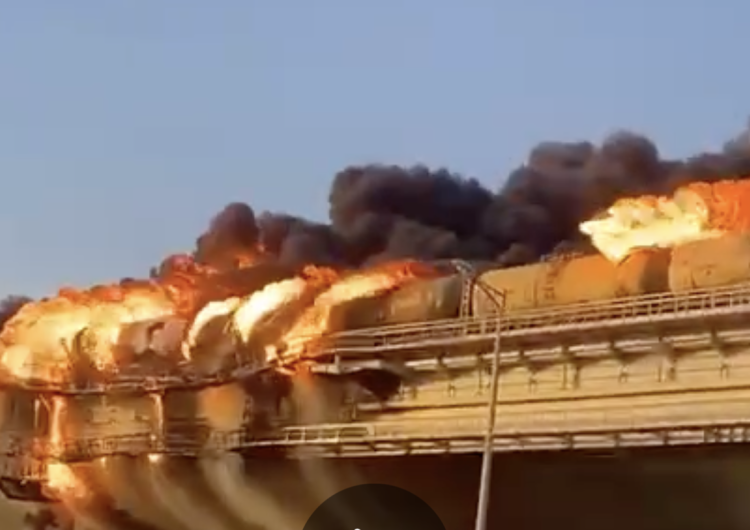 Most na Krym w ogniu Potężny pożar na rosyjskim moście prowadzącym na Krym. Są nagrania