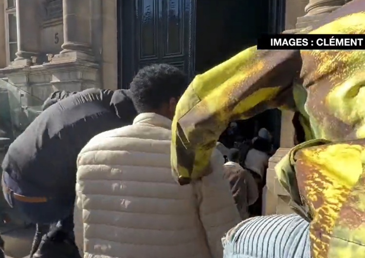 Imigranci zajmują merostwo Paryża 07.10.22 Kilkudziesięciu imigrantów zajęło merostwo Paryża [VIDEO]