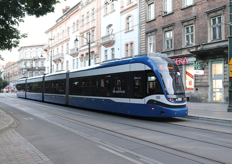 Krakowski tramwaj - zdjęcie ilustracyjne Atak maczetami na pasażera tramwaju w Krakowie. Motorniczy wykazał się wielką odwagą