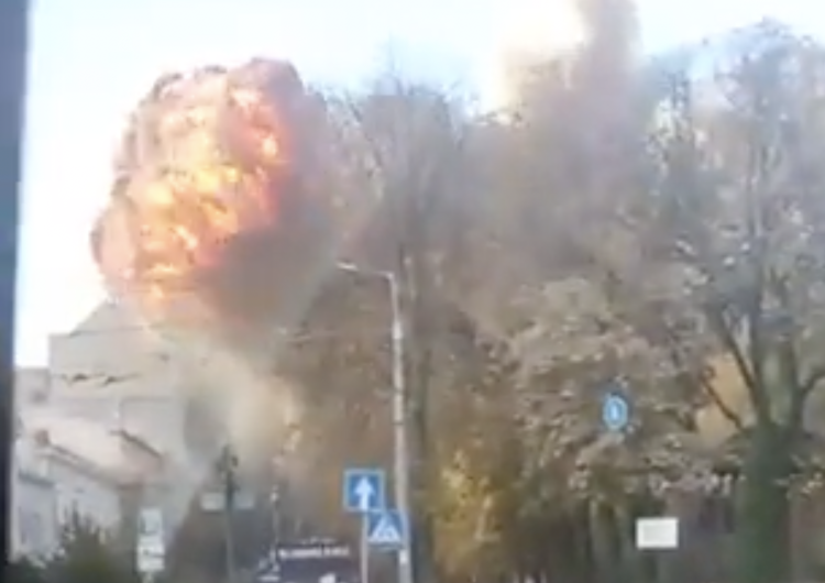 moment uderzenia rakiety Trwa atak na Kijów. W sieci pojawiło się nagranie z momentu uderzenia rakiety