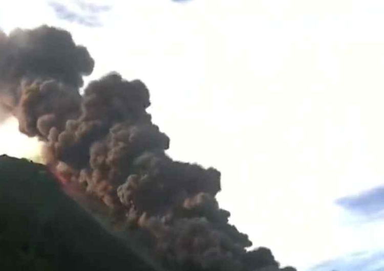 Wulkan we Włoszech Niepokojące doniesienia z Włoch. Wybuchł wulkan Stromboli [WIDEO]