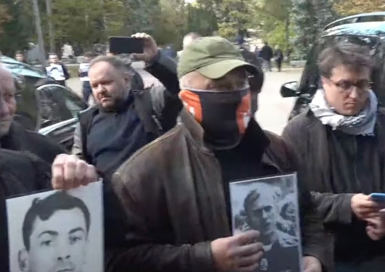  Protest na pogrzebie Urbana. „Ludzie trzymają portrety zamordowanych przez komunistyczny reżim” [WIDEO]