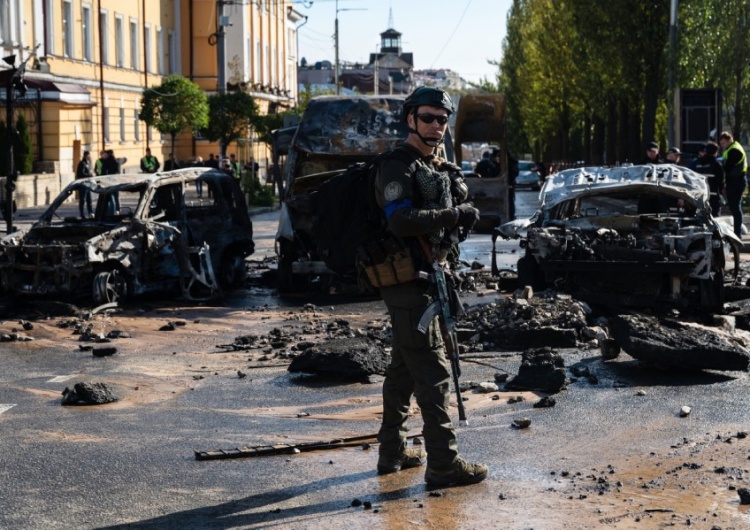 Zniszczenia po ataku rakietowym na Kijów Ukraina: Alarm przeciwlotniczy w całym kraju. Są nieoficjalne doniesienia o wybuchach 