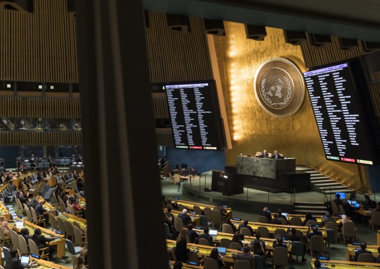 Podczas sesji nadzwyczajnej Zgromadzenie Ogólne ONZ przyjmuje rezolucję w sprawie działań Rosji na Ukrainie  ONZ potępiła Rosję ws. Ukrainy, Watykan wezwał do „zakończenia szaleństwa tego konfliktu”