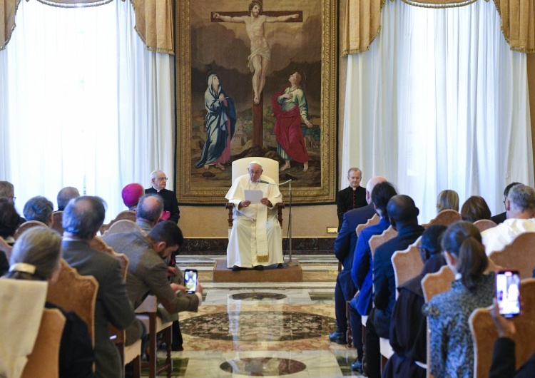 Papież Franciszek na spotkaniu z francuskimi wspólnotami katolickimi Papież: Nie róbmy z synodu parlamentu, módlmy się i słuchajmy