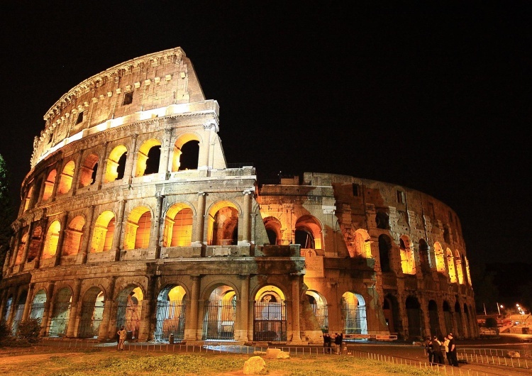  Turyści wyryli inicjały w Koloseum. Grozi im nawet 5 lat więzienia