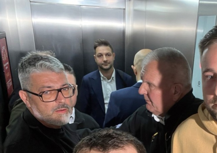  Patryk Jaki… uwięziony w windzie. „Nie chce nam wyjaśnić afery!” [FOTO]
