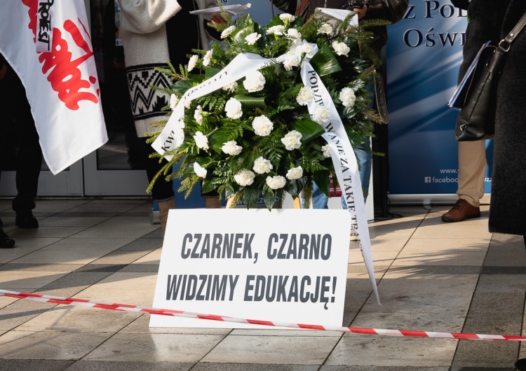  Nauczyciele pikietowali w swoje święto. Protest przed Kuratorium Oświaty w Bydgoszczy