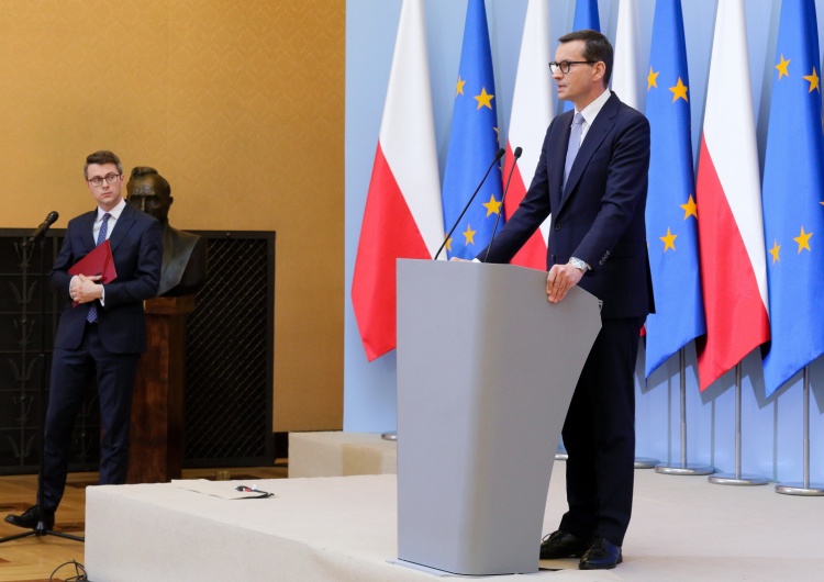 premier Mateusz Morawiecki „DGP”: „Polski rząd zgodził się na zapisy, które pozwalają Brukseli blokować wypłatę pieniędzy z polityki spójności. Nie mają ich inne kraje”