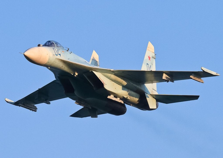 Rosyjski myśliwiec SU-27 Minister obrony Wielkiej Brytanii: Rosyjski Su-27 wystrzelił pocisk w pobliżu brytyjskiego samolotu