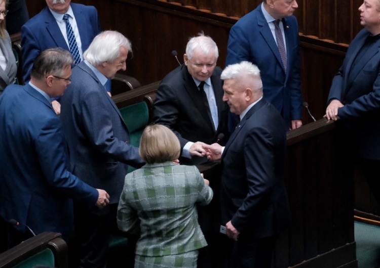 Krzysztof Głuchowski przyjmuje gratulacje od prezesa Jarosława Kaczyńskiego i polityków PiS Nowy poseł w PiS w Sejmie. Złożył ślubowanie