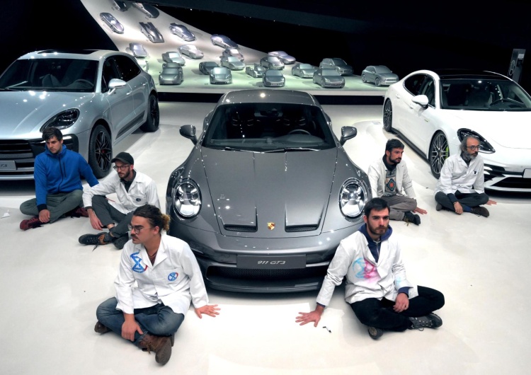 Aktywiści klimatyczni przyklejeni do podłogi w salonie Porsche w Autostadt Aktywiści usłyszeli od koncernu, że wspiera ich prawo do przyklejania się, ale potrzeby fizjologiczne mają załatwić we własnym zakresie