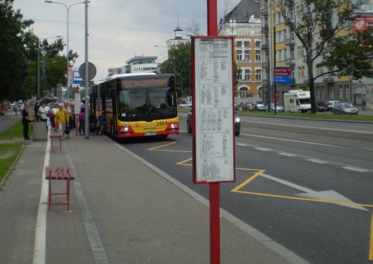 Fot. ilustracyjna, przystanek autobusowy w Warszawie Służby nocą otrzymały zgłoszenie o pijanym mężczyźnie leżącym na przystanku. Nieoficjalnie: To poseł PiS