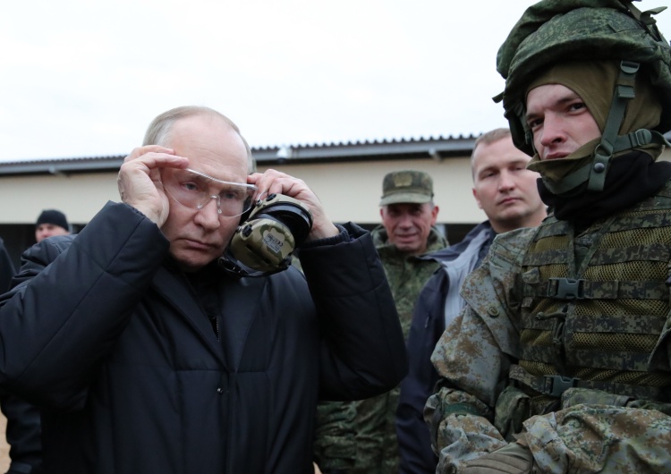 Władimir Putin  Putin odwiedził obóz wojskowy dla zmobilizowanych. Co się dzieje z jego ręką? [WIDEO]