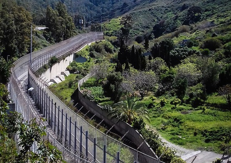 Umocnienia graniczne wokół hiszpańskiej enklawy w Ceucie Hiszpania. Policjant zwolniony za wypowiedzi o tym, że 