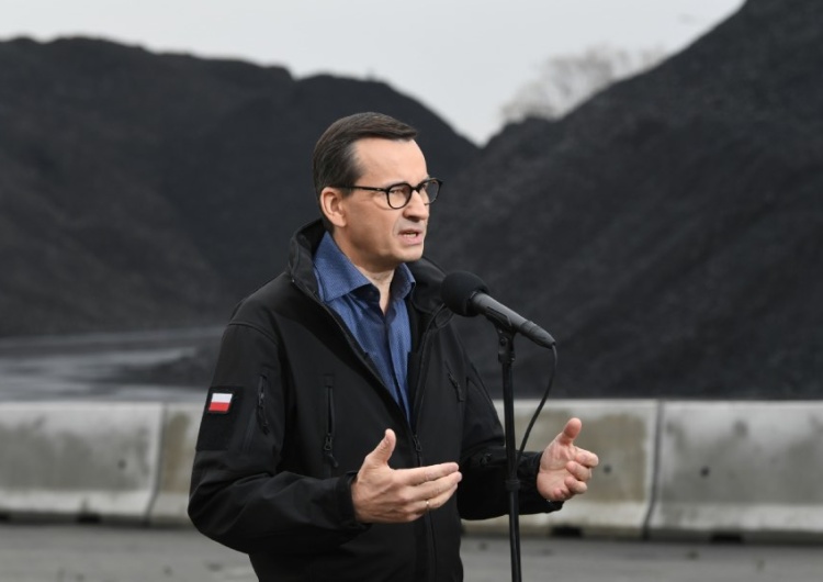 Premier Mateusz Morawiecki podczas wizyty w Porcie Gdańskim Eksploatacja S.A. Ruszyła sprzedaż węgla. Premier: Jego jakość jest sprawdzana trzykrotnie