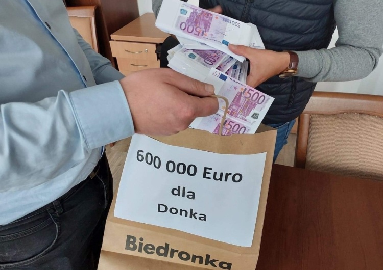  Na drzwiach biur poselskich posłów Platformy zawisły torby Biedronki