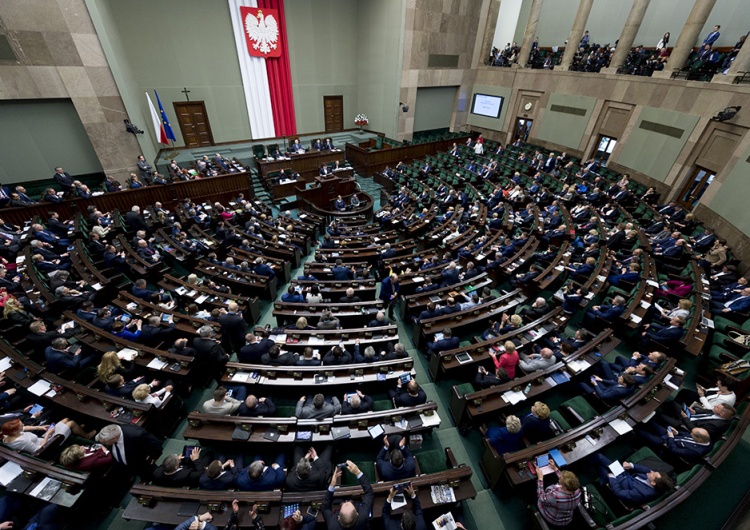 Sejm Zjednoczona Prawica zdecydowanym liderem. Spadek KO [SONDAŻ] 