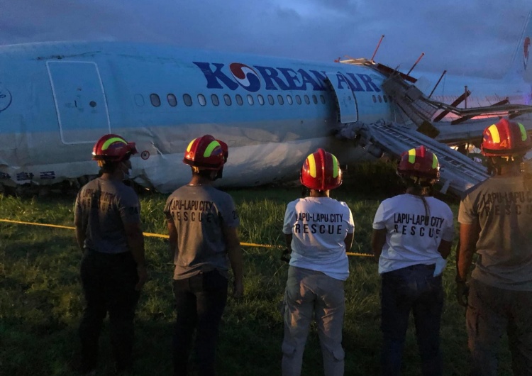 rozbity samolot Samolot pasażerski wypadł z pasa i się rozbił. Na pokładzie 173 osoby