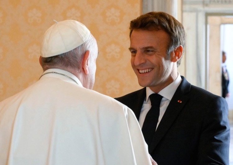 Emmanuel Macron odbył wizytę w Watykanie Prezent podarowany przez Macrona papieżowi wywołał burzę. Rzecznik MSZ: Znamy sprawę