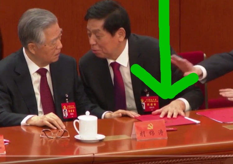 Hu Jintao na zjeździe KPCh Nowe nagranie z wyprowadzanym Hu Jintao. Co zawiera czerwona teczka? 