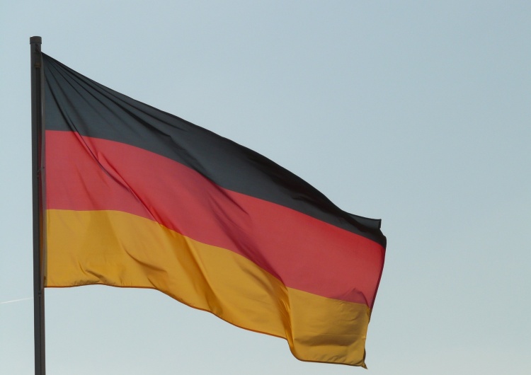 Flaga Niemiec Niemcy: Ponad sto swastyk i napisy 