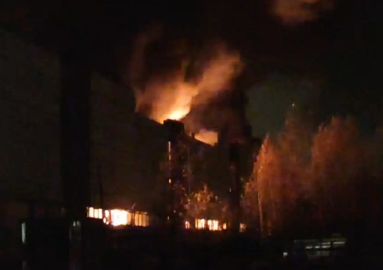 W Petersburgu doszło do ogromnego pożaru Ogromny pożar w Rosji. Ogień gasiło ponad 100 strażaków [WIDEO]