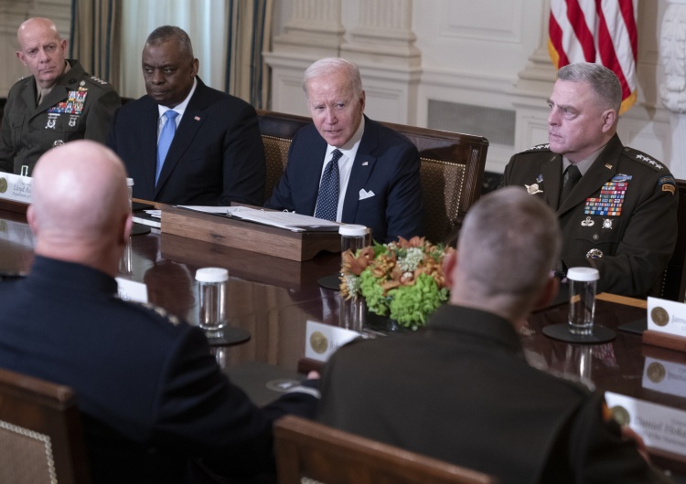 Prezydent USA Joe Biden z przywódcami Departamentu Obrony Politico: USA przyspieszają rozmieszczenie zmodernizowanych bomb atomowych w Europie