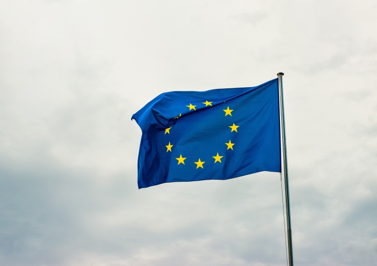 Flaga Unii Europejskiej „Zamrożenie środków z dużego budżetu będzie oznaczało koniec Unii Europejskiej”