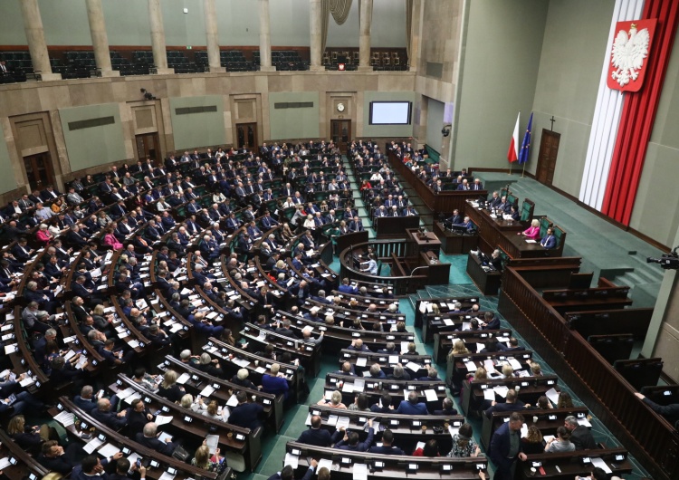 Posiedzenie Sejmu  Prawo i Sprawiedliwość zdecydowanym liderem. Zyskuje Hołownia