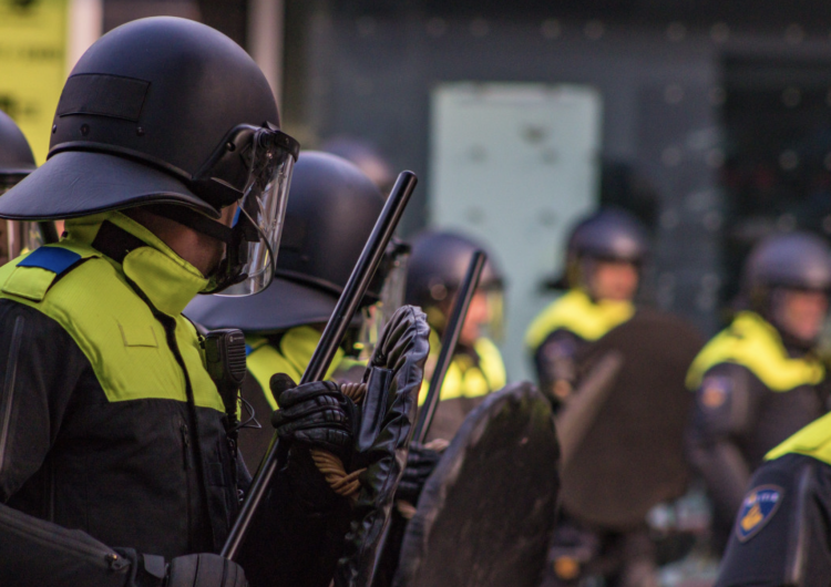holenderska policja  Zamieszki w Holandii. Zaatakowano policjantów